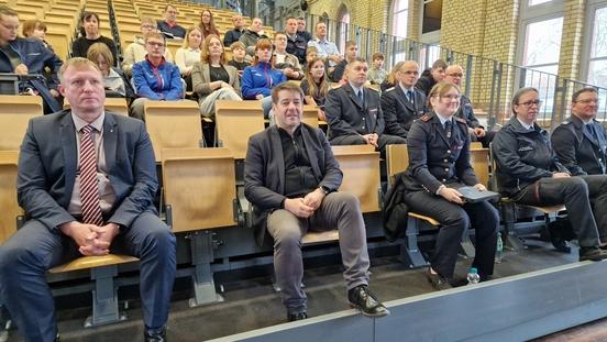 Oberbürgermeister Steffen Scheller und der Beigeordnete Thomas Barz zählten zu den Gästen der 1. Mitgliederversammlung der Stadtjugendfeuerwehr.