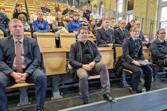 Oberbürgermeister Steffen Scheller und der Beigeordnete Thomas Barz zählten zu den Gästen der 1. Mitgliederversammlung der Stadtjugendfeuerwehr.