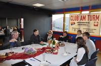 Club am Turm Zusammensitzen von Personen