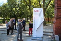 Die Stele wird von Oberbürgermeisterin Dr. Dietlind Tiemann und dem designierten Dekan Prof. Edmund Neugebauer enthüllt.