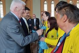 SVV-Vorsitzender Walter PAaschen und Oberbürgermeister Steffen Scheller wünschen den Athketinnen und Athleten viel Erfolg.