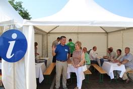 Standortleiter Frank Martin und Oberbürgermeisterin Dietlind Tiemann im Gespräch