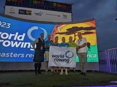 Brandenburger Delegation mit der World-Rowing-Fahne