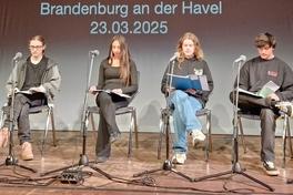 Das Brandenburger Jugendtheater mit Tony Heile, Janus A. Leo Schäfer, Andrea Popa, Linda Küch, Phillip Björn Scharsich und Steffan Drotleff.