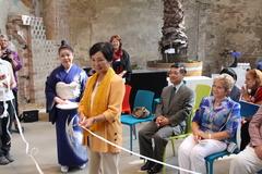 Die Gattin des Japanischen Botschafters Kazuko Nakane durchtrennt symbolisch das Eröffnungsband.