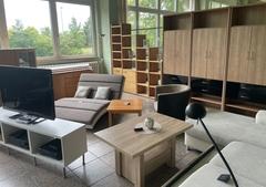 verschiedene Möbelstücke in einer Möbelhalle