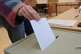 Einwerfen eines Stimmzettels am Wahltag.