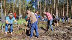 Die Pflanzhelfer legten kräftig los!