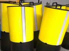 Gelbe Tonnen Mit solchen gelben Tonnen wird die Wasserfläche der Regattastrecke als "Sperrgebiet" für Freizeitkapitäne gekennzeichnet.