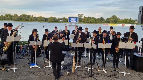 Die Bigband der Musikschule "Vicco von Bülow" sorgte für Stimmung.