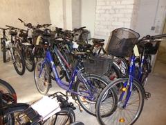 viele Fahrräder stehen in einer Reihe im Keller