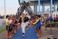 Einmarsch durch ein Spalier, dass Sportler aus allen Landesverbänden bildeten