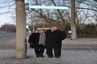 Französische Gäste Personen unter einem Straßenschild