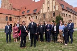 Gruppenfoto der Politiker vor dem St. Paulikloster