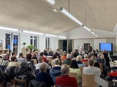 Besucher auf Stühlen