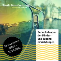 Sonnenbrille, in der sich Wasser und Boote spiegeln, dazu Schriftzug "Ferienkalender der Kinder- und Jugendeinrichtungen" und "Sommerferien 7.7.-20.8.2022"