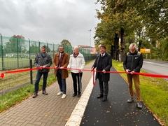 Symbolisch wurde gemeinsam ein Band zur Freigabe der neu gebauten Anlagen durchgeschnitten.