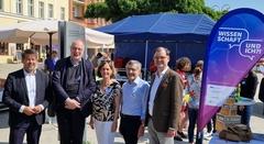 Bereit für den Bürgerdialog: Oberbürgermeister Steffen Scheller und Wissenschaftler.