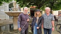 Der Fritze-Bollmann-Brunnen sprudelt wieder! Peter Lenk, Vera Czichy vom Sachbereich Grünflächenpflege und Jörg Riechardt (Sachgebietsleiter Grünfläch