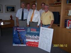 Eine Delegation unter Leitung von LRV-Präsident Hartmut Duif stellt MP Matthias Platzeck und Sportminister Holger Rupprecht die Pläne zum WM-tauglichen Ausbau der Regattastrecke vor. Eine Delegation unter Leitung von LRV-Präsident Hartmut Duif stellt MP Matthias Platzeck und Sportminister Holger Rupprecht die Pläne zum WM-tauglichen Ausbau der Regattastrecke vor.