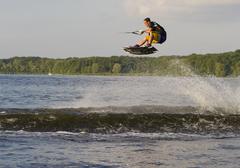Solche spektakulären Sprünge mit dem Wakebord werden auch auf dem Beetzsee gezeigt. (Foto: Veranstalter)
