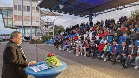 Ron Chen, Vorsitzender der Masterskommission beim Weltruderverband, bei seiner Ansprache.