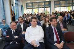 Steffen Scheller neben den beiden Standortchefs Matthias Rößling und Frank Lorenz.