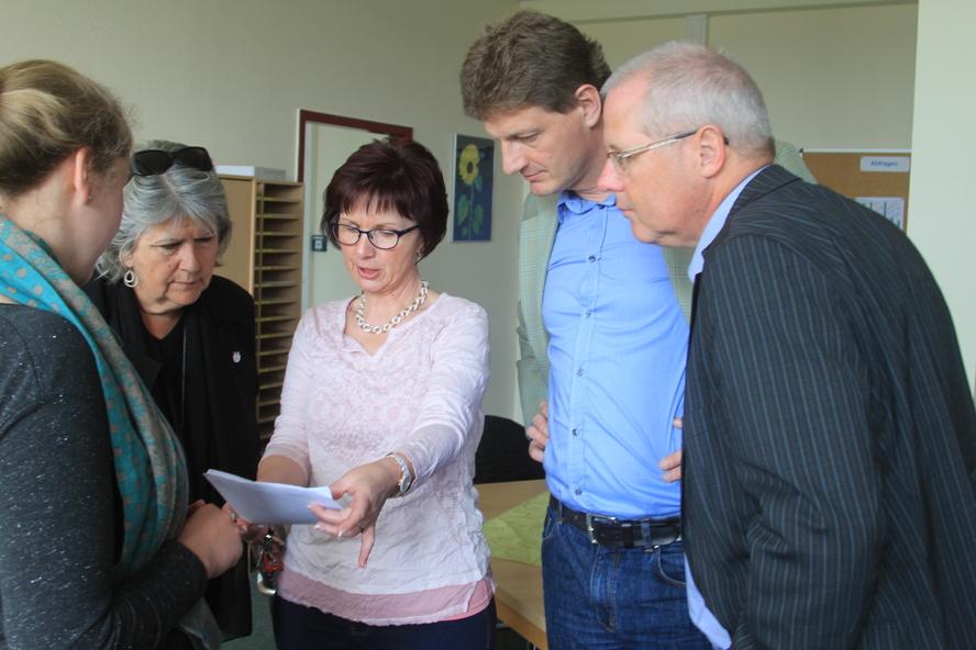 Besuch von Partnerschaft Kaiserslautern und dänische Gäste aus Ballerup Personen schauen auf ein Dokument