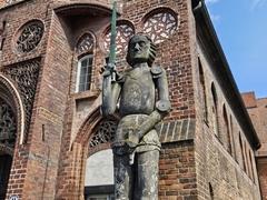 Seit 1946 steht der Roland vor dem Altstädtischen Rathaus