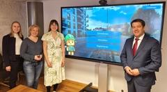 Oberbürgermeister Steffen Scheller mit den Projektbeteiligten Carolin Henning, Jeannine Albrecht und Jessica Schulz.