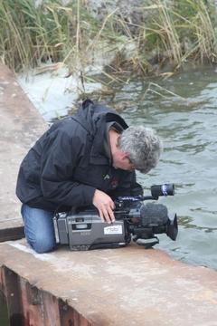 Ein TV-Team dreht einen Beitrag über den Beginn der "Inselverschiebung" für die rbb-Nachrichten "Brandenburg aktuell". Ein TV-Team dreht einen Beitrag über den Beginn der "Inselverschiebung" für die rbb-Nachrichten "Brandenburg aktuell".