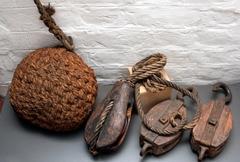 Fender und Schiffsblöcke, Ende 19. Jahrhundert Fender und Schiffsblöcke, Ende 19. Jahrhundert