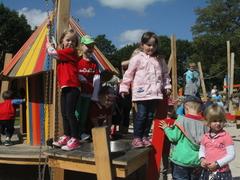 Der neue Spielgarten gefällt den Mädchen und Jungen offensichtlich sehr gut.