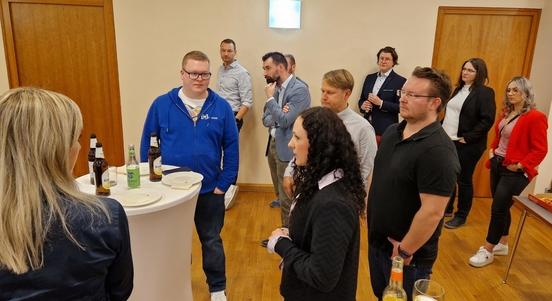 Wirtschaftsjunioren zu Besuch beim Oberbürgermeister im Rolandzimmer des Rathauses.