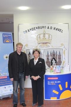 Frank Hildenbrandt von der Verbraucherzentrale und Oberbürgermeisterin Dr. Dietlind Tiemann bei der Vorstellung der 1. Kommunalen Klimakonferenz