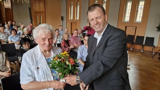 Der Vorsitzende des Seniorenbeirates der Stadt, Wolfgang Orphal, gratulierte Edeltraut Oeter zum 89. Geburtstag.