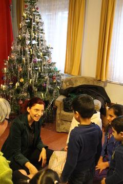 vor dem Weihnachtsbaum