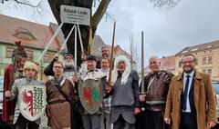 Die Rolande an der "Rolandlinde" auf dem Neustädtischen Markt.