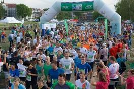 Viele Menschen starten den Staffel-Lauf gemeinsam