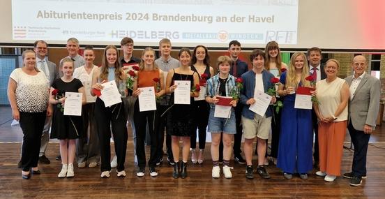 Brandenburgs beste Abiturinnen und Abiturienten 2024 mit Gratulanten und Sponsoren.