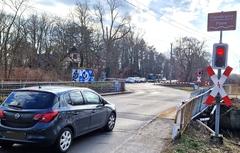 Planebrücke samt Bahnübergang.