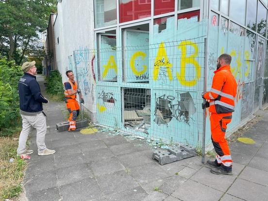 Mitarbeiter des Ordnungsamtes und des Bauhofs sperrten die EKZ-Zugänge mit Bauzäunen und "Betreten verboten"-Schildern.