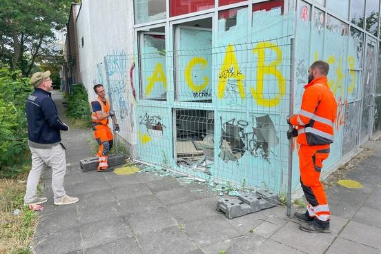 Mitarbeiter des Ordnungsamtes und des Bauhofs sperrten die EKZ-Zugänge mit Bauzäunen und "Betreten verboten"-Schildern.