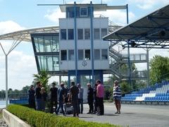 Besprechung Besprechung des TV-Teams vor Beginn der Dreharbeiten zum Ruder-Duell "Beginner gegen Gewinner".