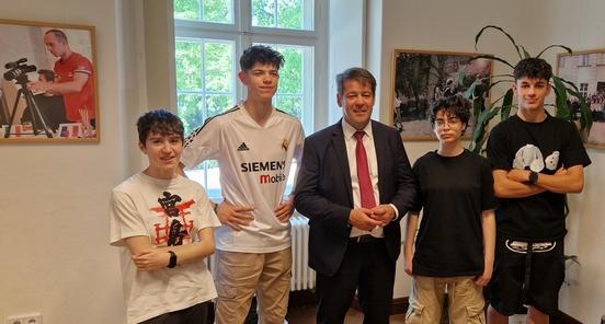 Oberbürgermeister Steffen Scheller besuchte die "Clips for Europe"-Teams in Gollwitz.