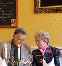 vertrautes Gespräch beim Festessen