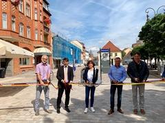 Feierliche Verkehrsfreigabe – Peter Reck und Ute Wenzelewski von der Fachgruppe Straßen und Brücken schneiden gemeinsam mit Oberbürgermeister Steffen Scheller und Vertretern der Baufirma Punzel aus Stendal das Band durch.