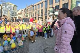 Beigeordnete Alexandra Adel hieß mit STG-Geschäftsführer Thomas Krüger zum Start der Osteraktion im Stadtzentrum willkommen und lobte deren kleinen Ku