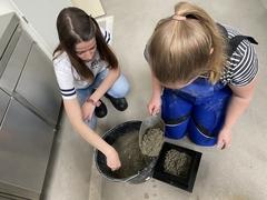 Probemischung Studentinnen prüfen den Beton