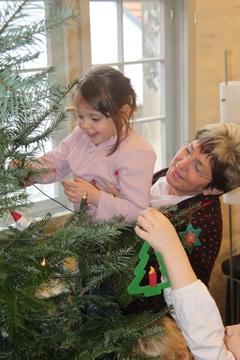 Tatkräftige Hilfe beim Baumschmücken